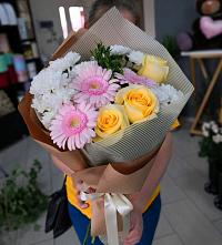 Букет цветов из:  Герберы, Розы и Хризантемы в Новосадовый