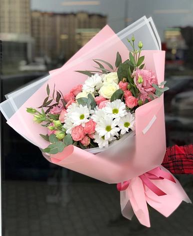 Букет цветов из: Розы, Лизиантусы и Хризантемы в Новосадовый